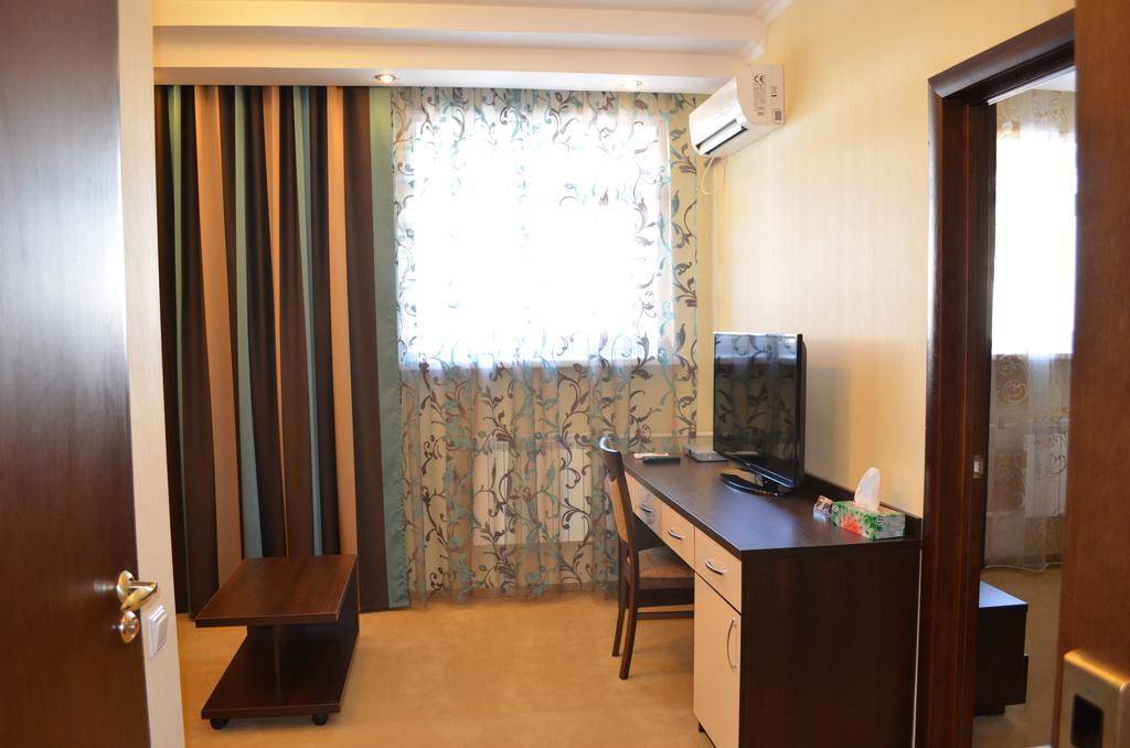 Mereke Hotel Ustʼ-Kamenogorsk Quarto foto